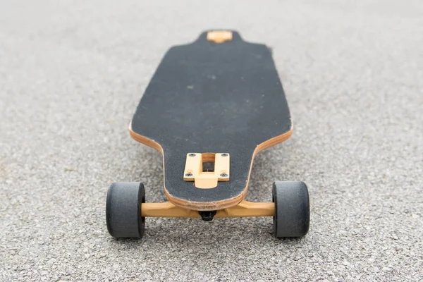 Afbeelding Van Houten Longboard Met Zwarte Oppervlakte Straat Transport — Stockfoto