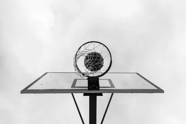 Черно Белое Изображение Мяча Внутри Красного Баскетбольного Кольца Корзина Против — стоковое фото