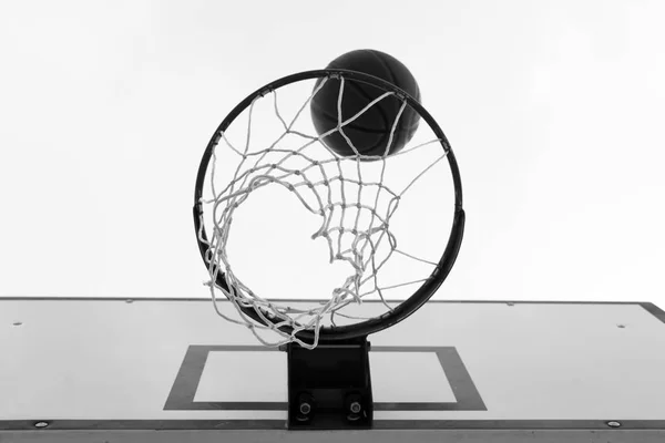 Imagen Blanco Negro Una Pelota Dentro Del Aro Baloncesto Rojo — Foto de Stock