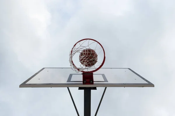 Piłkę Wewnątrz Czerwony Koszykówka Hoop Basket Przeciwko Białe Niebo Boisko — Zdjęcie stockowe