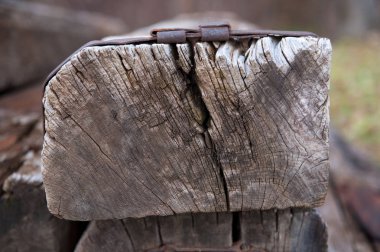 Eski ve kullanılan ahşap demiryolu uyuyan veya kravat.