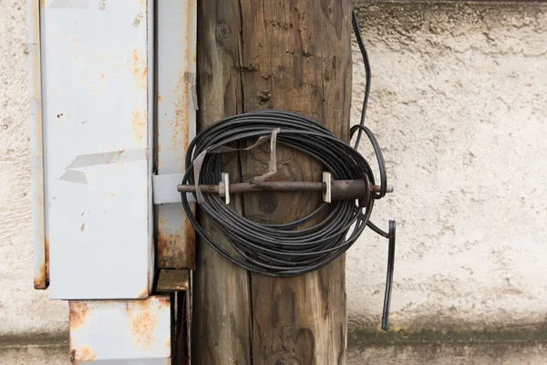 Pólo Elétrico Madeira Com Fios Caixa Junção Metal Cinza — Fotografia de Stock