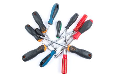 Kullanılan Tornavidalar beyaz bir arka plan üzerinde ayarlayın. Tamirci araçları, ekipman. İnşaat araçları.