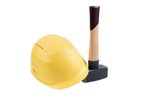 Желтый Защитный Шлем Небольшой Кувалде Деревянной Ручкой Изолированной Белом Фоне — стоковое фото