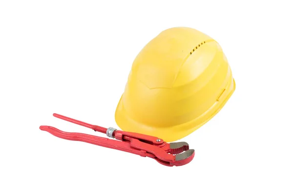 Beyaz arka plan üzerinde izole kırmızı ayarlanabilir pense ile sarı kask kullanilir. Kırpma yolu kurtardı. Koruma kask, inşaat malzemeleri. Sarı zor kask