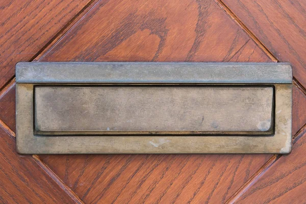 Malé Stříbrné Dveře Schránku Dřevěné Dveře Malé Letterbox — Stock fotografie