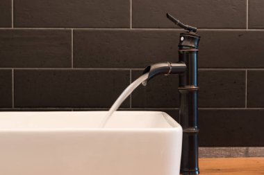 Modern beyaz kare lavabo banyo siyah çini ve bambu şeklinde siyah musluk. Modern Banyo Tasarım