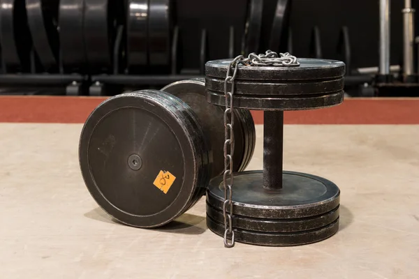 两个旧的和使用的健身房黑色金属哑铃与银链 健身器材 — 图库照片
