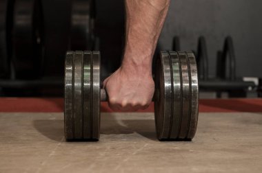 Vücut geliştirmeci kadar siyah metal dumbbell toplama güçlü, büyük kolunu. Fitness ve spor salonu detayları.