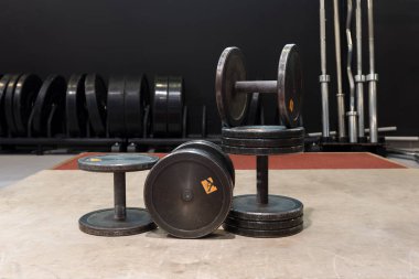 Eski set ve kullanılan spor siyah metal halter. Spor salonu ve fitness ekipmanları