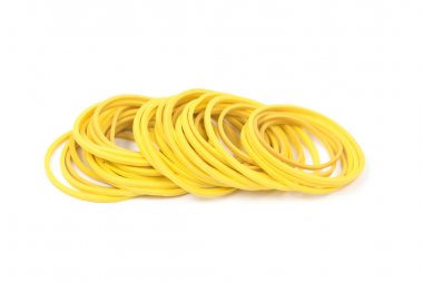 Beyaz arka plan üzerinde izole sarı lastik bantlar yığını. Ambalaj malzemeleri ve aksesuar. İnce lastik bantlar