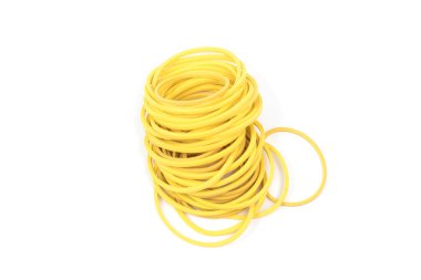 Beyaz arka plan üzerinde izole sarı lastik bantlar yığını. Ambalaj malzemeleri ve aksesuar. İnce lastik bantlar
