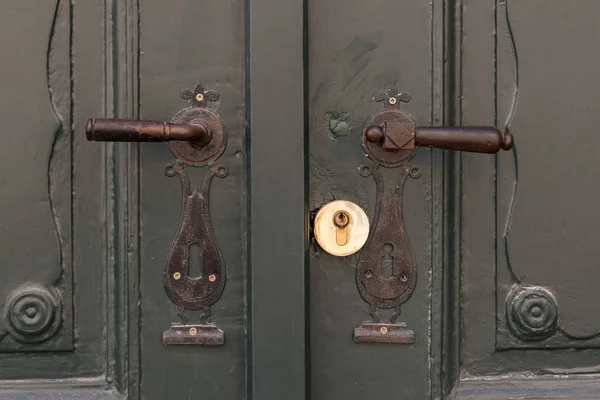 Dwa Metalowe Stare Klamki Zielone Drzwi Drewniane — Zdjęcie stockowe