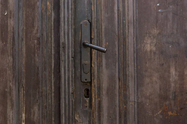 Vintage Drzwi Metalowe Czarne Zardzewiały Uchwyt Stare Drzwi Drewnianych Brązowe — Zdjęcie stockowe