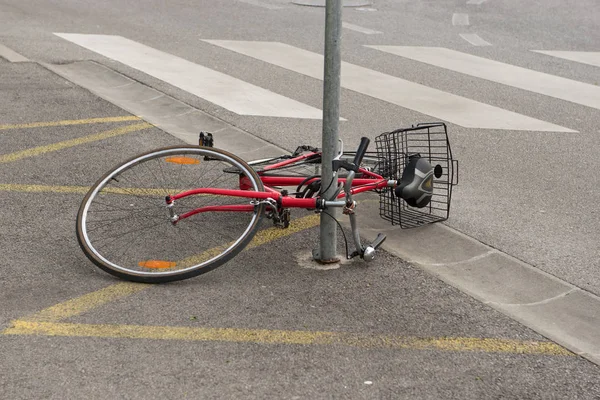 Altes Rotes Retro Fahrrad Liegt Auf Dem Boden Befestigt Metallenen — Stockfoto