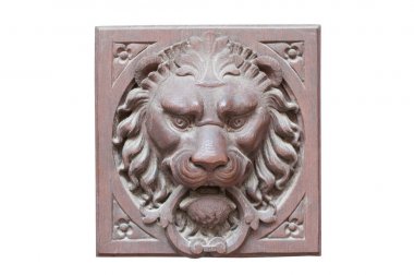 Beyaz arka plan üzerinde izole klasik ahşap kahverengi aslan başı. Aslan heykeli kafa. Ahşap heykel