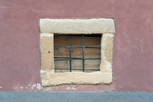 Kleines Steinrahmenfenster Mit Schwarzen Metallstangen Roter Wand Oldtimer Fenster — Stockfoto