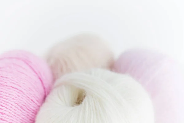 Ballen van kleurrijke pluizig garen op witte achtergrond close-up — Stockfoto