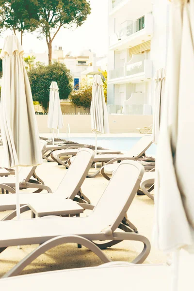 Empty sun loungers by the pool on a Sunny spring day — Stock Photo, Image