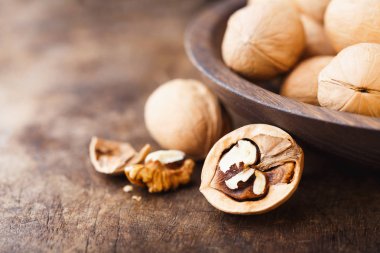 eski bir ahşap masa, formdaki bir ceviz çekirdek yarısı bowling oynar