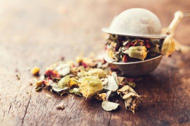 Bir süzgeç ahşap vintage tabloda dağ bitki çayı