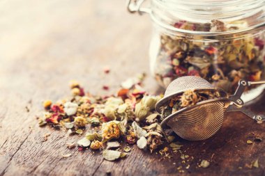 Bir kavanoz ve süzgeç, ahşap bir adam üzerinde dağ bitki çayı