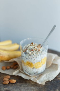 Kahvaltı, yulaf ezmesi muz ve almons bir cam