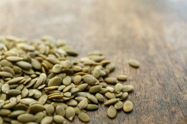 Bir avuç kabak çekirdeği eski kahverengi ahşap masa, kopya alanı