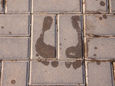 Islak ayak izleriyle döşenmiş kiremit zemin    