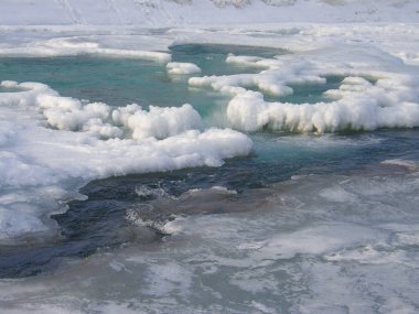 Kışın nehirde buz, yuvarlak sınırlar, yüzen buz kütleleri.. 