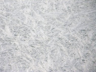 Nehirdeki buz büyütme altında, doku ve buz kristallerinin görünür olduğu yerde..