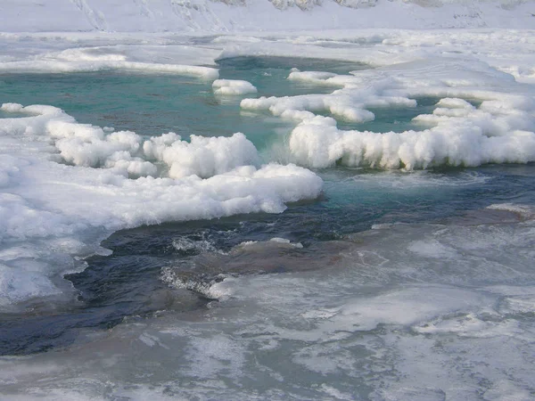 Kışın nehirde buz, yuvarlak sınırlar, yüzen buz kütleleri.. 