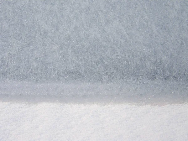 Nehirdeki buz büyütme altında, doku ve buz kristallerinin görünür olduğu yerde..