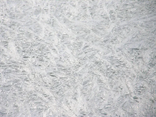 Nehirdeki buz büyütme altında, doku ve buz kristallerinin görünür olduğu yerde..