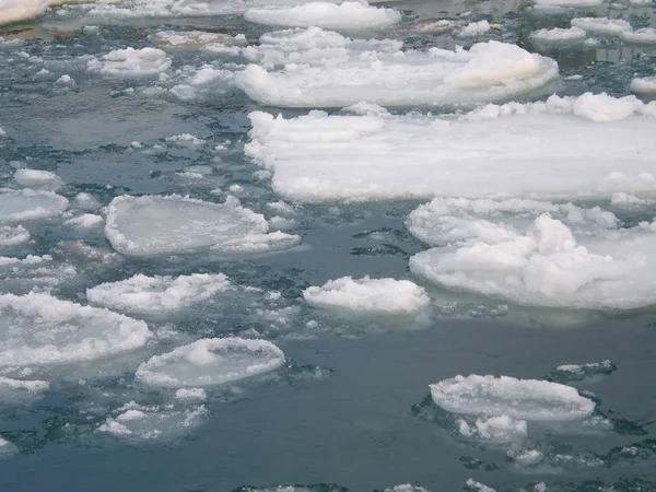 Kışın nehirde buz, yuvarlak sınırlar, yüzen buz kütleleri.. 