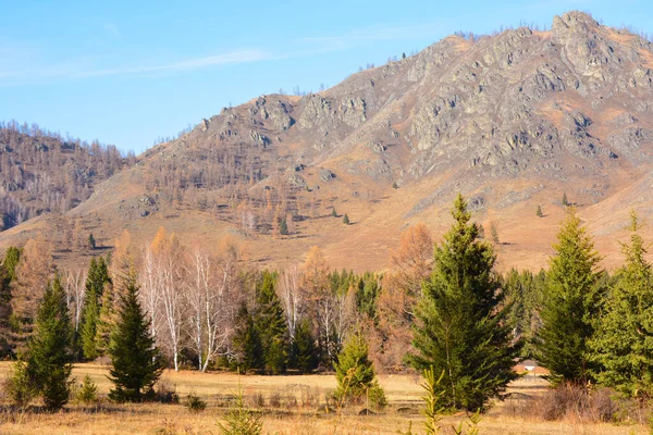 Berget Moln Naturen Klippiga Berget Taiga Berg Upplyst Solen Mot — Stockfoto