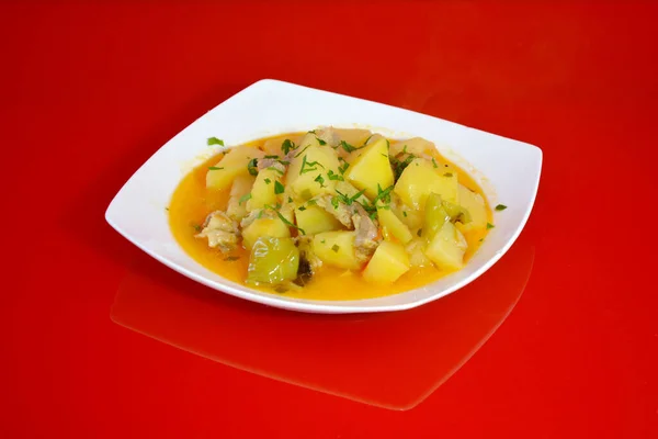 Kahve. Yemek. Yiyecekler. Kırmızı arka planda bir tabakta haşlanmış patates..