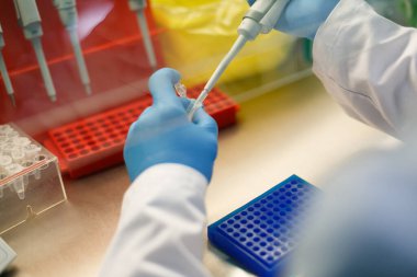Bilim adamı laboratuvarda araştırma yapıyor.