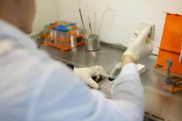 Cientista Realiza Pesquisa Laboratório — Fotografia de Stock