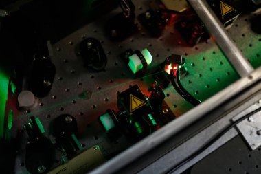 Bilimsel bir laboratuvarda lazer kurulumu