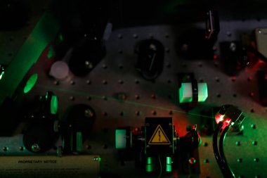 Bilimsel bir laboratuvarda lazer kurulumu