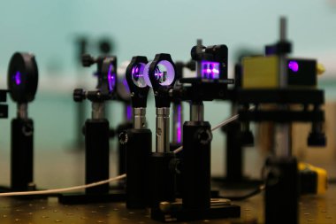 Bilimsel bir laboratuvarda lazer kurulumu