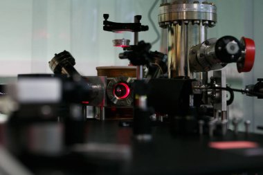 Bilimsel bir laboratuvarda lazer kurulumu