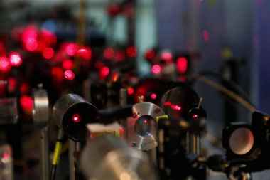 Bilimsel bir laboratuvarda lazer kurulumu