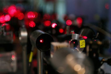 Bilimsel bir laboratuvarda lazer kurulumu