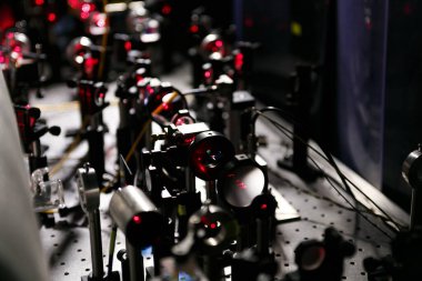 Bilimsel bir laboratuvarda lazer kurulumu