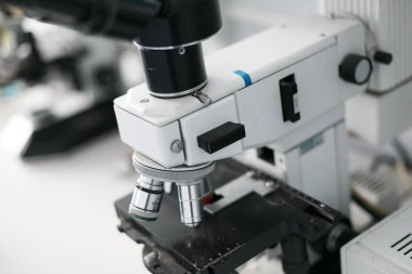 Bilim Laboratuvarında Mikroskop Araştırması