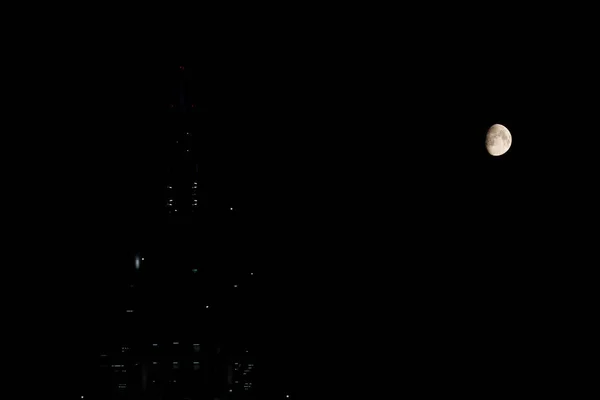 Lune Dans Ciel Nocturne Près Gratte Ciel — Photo
