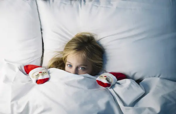 Little girl in bed waiting for santa claus — Stock Photo, Image