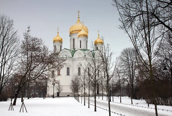 Iglesia ortodoxa rusa en el día de invierno — Foto de Stock